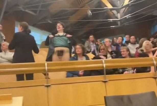 بسبب قانون التحول الجنسي.. محتجة إسكتلندية تكشف عورتها في البرلمان!-0