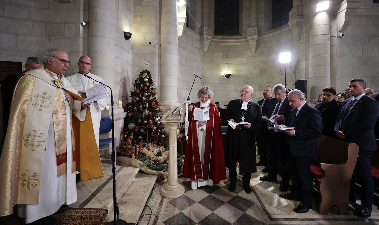 رئيس الوزراء الفلسطيني يشارك في قداس عيد الميلاد في كنيسة الميلاد الانجيلية اللوثرية-3