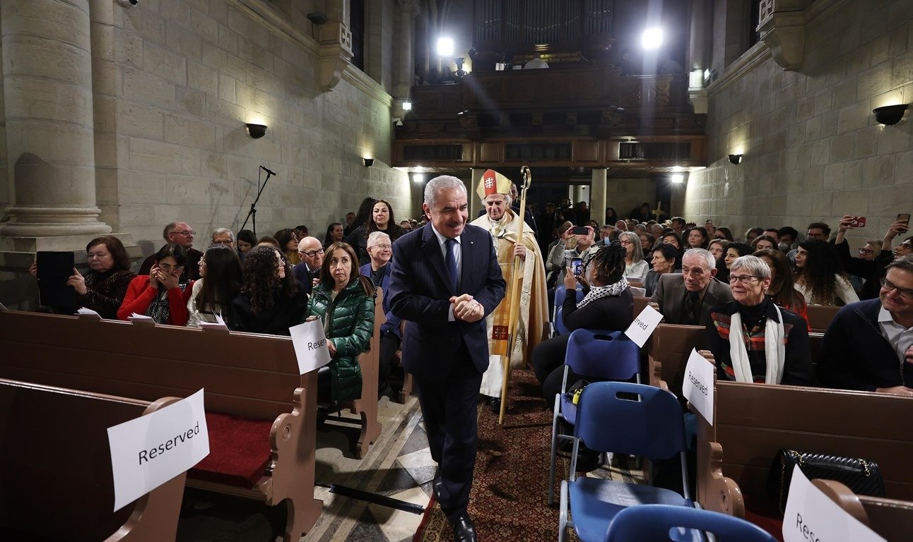 رئيس الوزراء الفلسطيني يشارك في قداس عيد الميلاد في كنيسة الميلاد الانجيلية اللوثرية-8