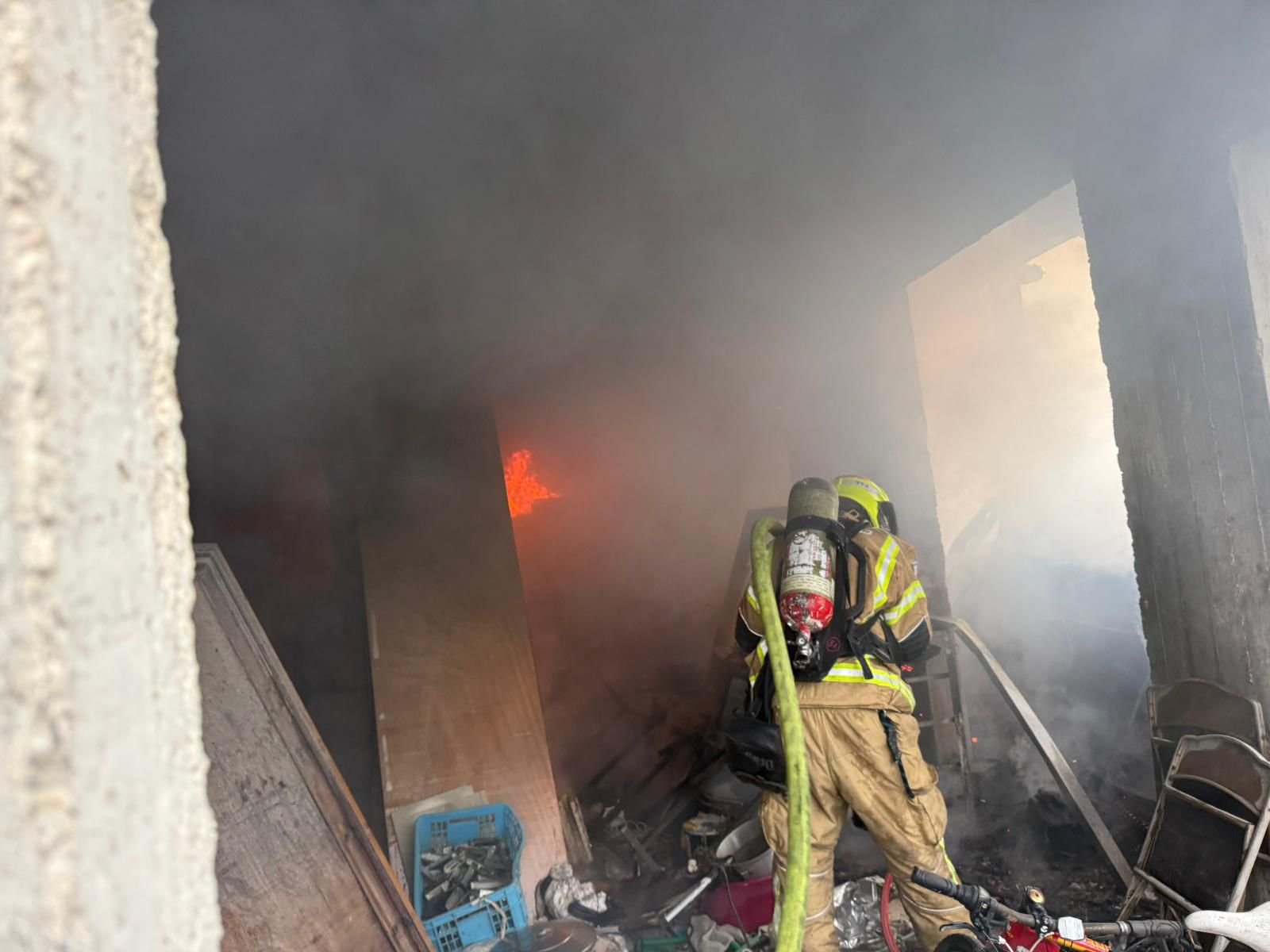 صفد: إنقاذ مصاب بحالة خطيرة جراء حريق في مبنى مهجور-0