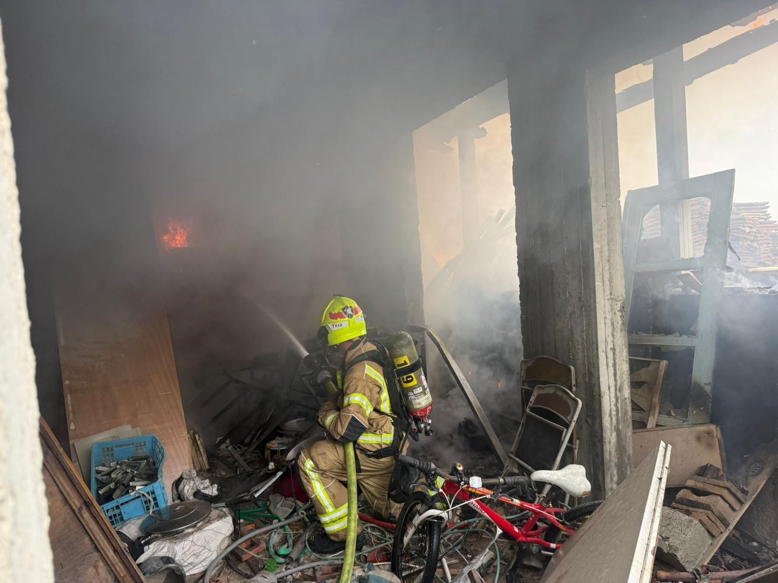 صفد: إنقاذ مصاب بحالة خطيرة جراء حريق في مبنى مهجور-1