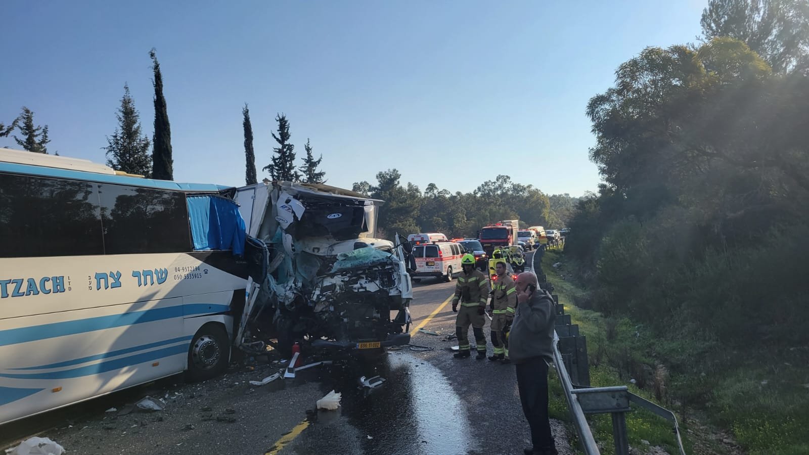 10 اصابات في حادث طرق بين حافلة وشاحنة بالقرب من مفرق شعب-1