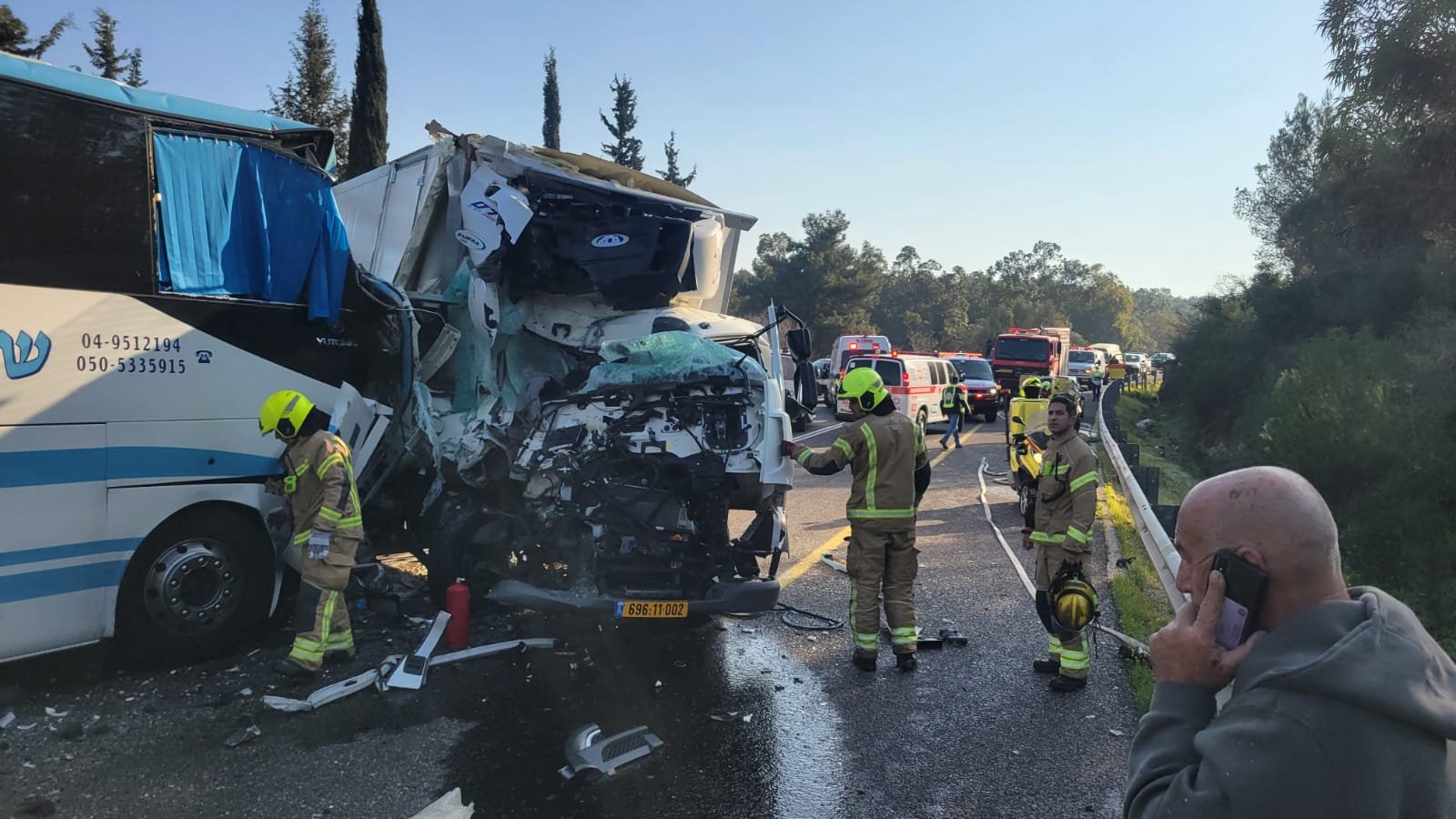 10 اصابات في حادث طرق بين حافلة وشاحنة بالقرب من مفرق شعب-15