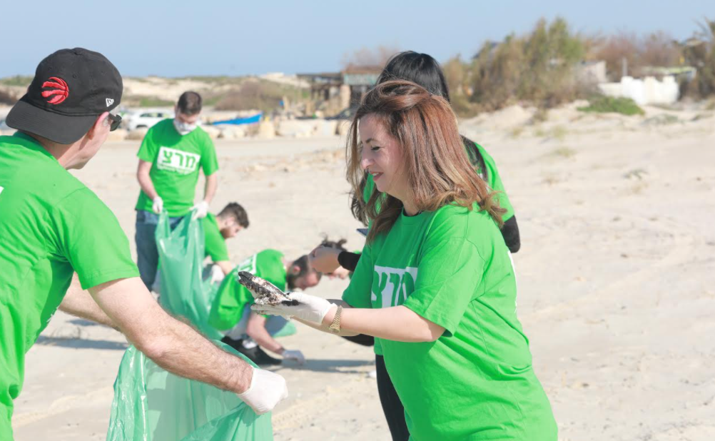غيداء ريناوي زعبي وكوادر ميرتس في حملة تنظيف لشاطئ جسر الزرقاء-1