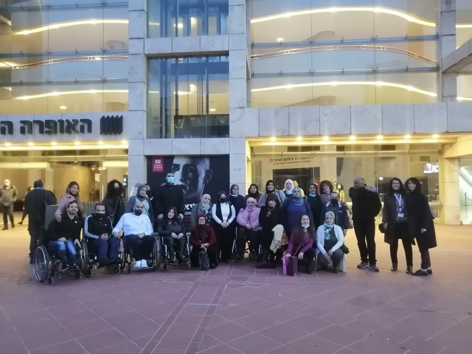 العشرات من ذوي الإعاقات مع صندوق مسيرة في عرض مسرحي في دارة الأوبرا بتل أبيب-0