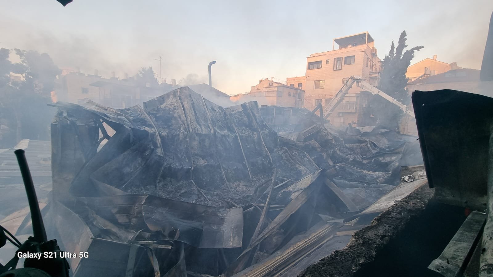 القدس:حريق في معهد ديني وكنيس وتخليص عالقين.-1