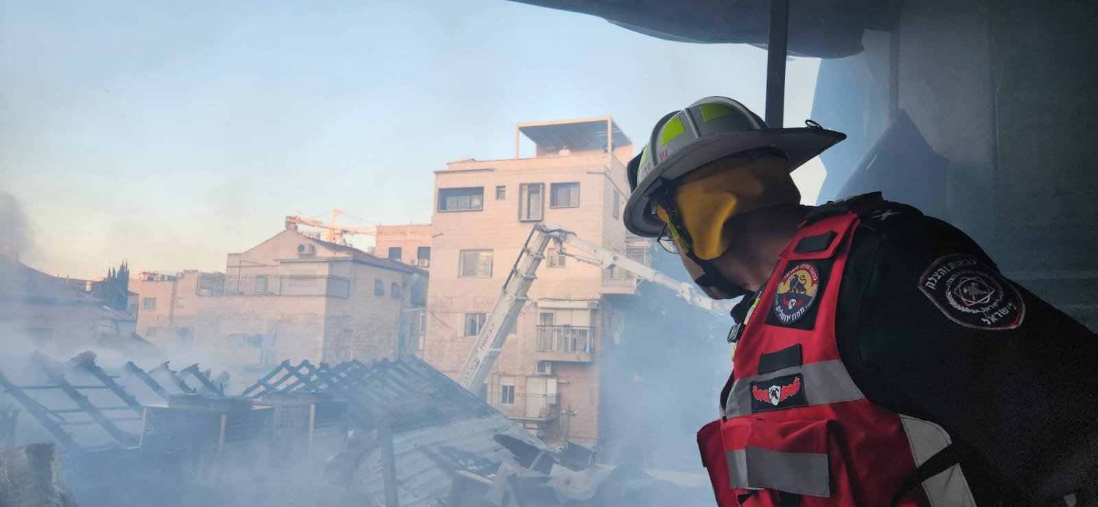 القدس:حريق في معهد ديني وكنيس وتخليص عالقين.-11