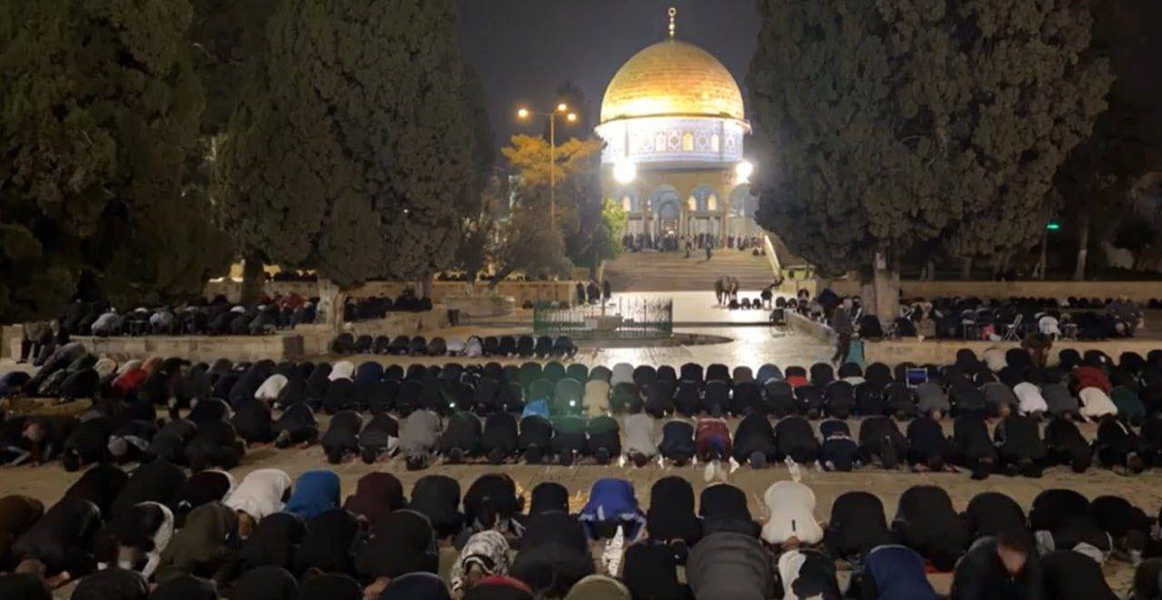 الآلاف يؤدون صلاة فجر الثالث من رمضان في المسجد الأقصى-0