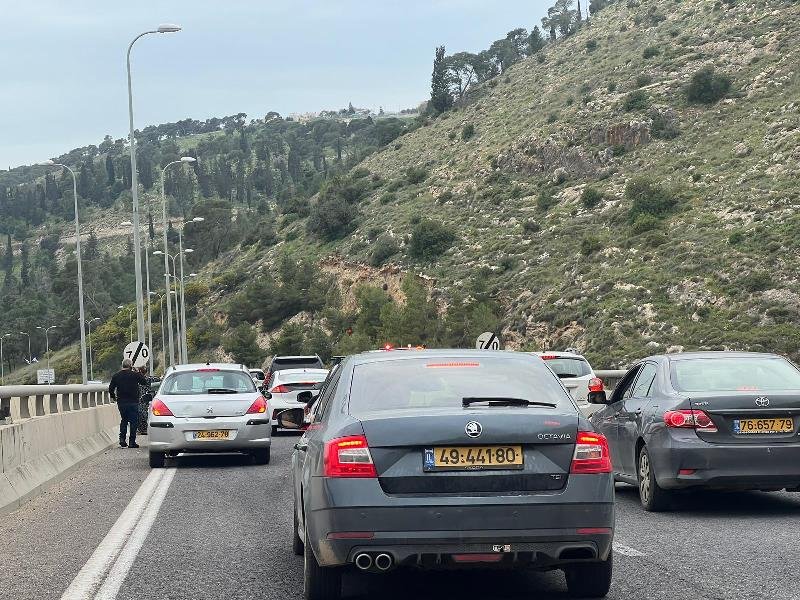 حادث بين مركبتين عند انفاق الناصرة وازدحامات مرورية-2