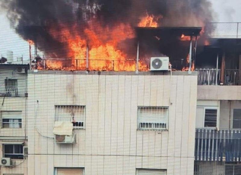 حريق كبير في اللد يلتهم شقة سكنية في بناية (فيديو)-0