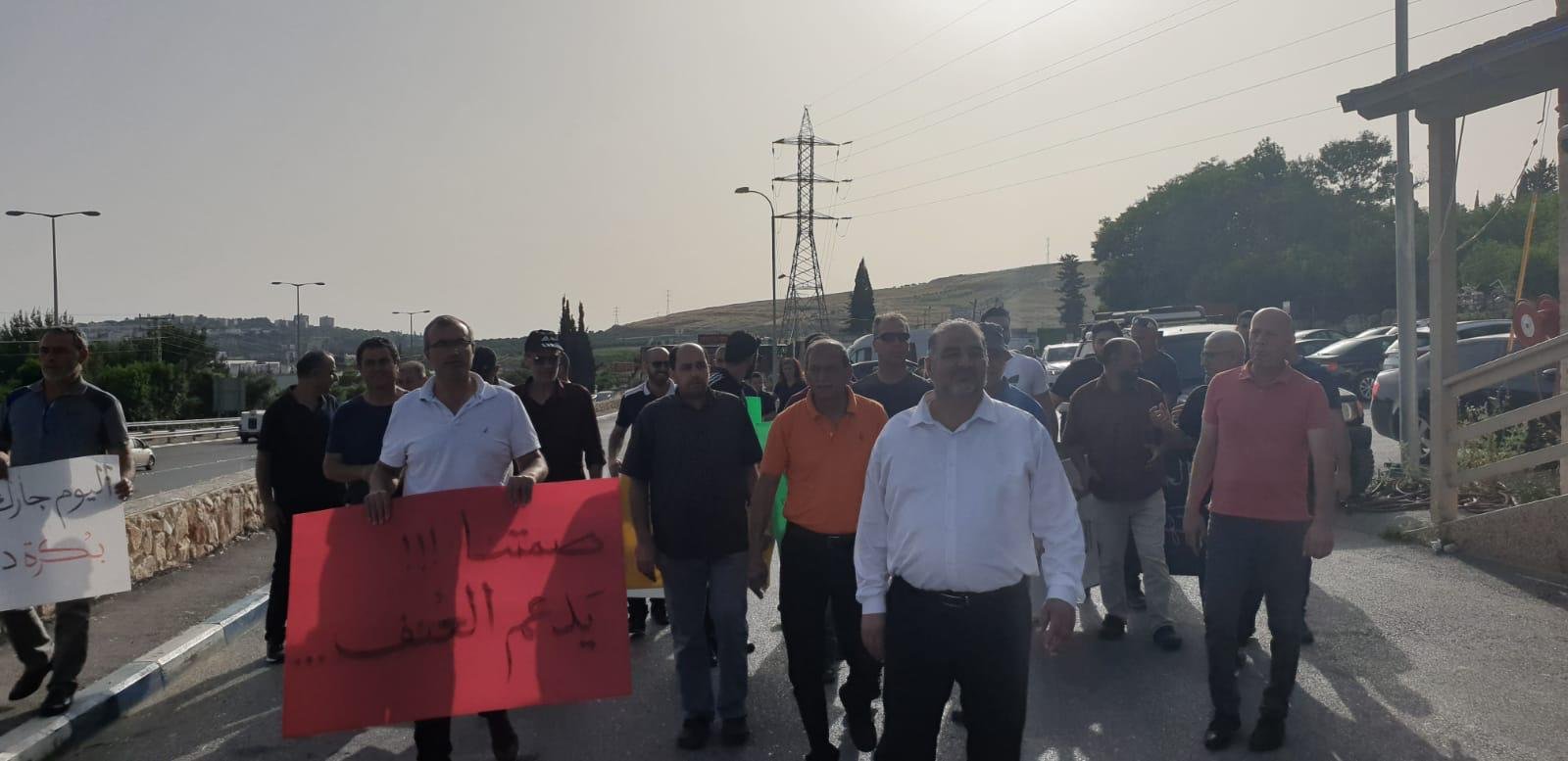 نحف: وقفة احتجاجية ضد العنف والجريمة بمشاركة النائب عبّاس-0