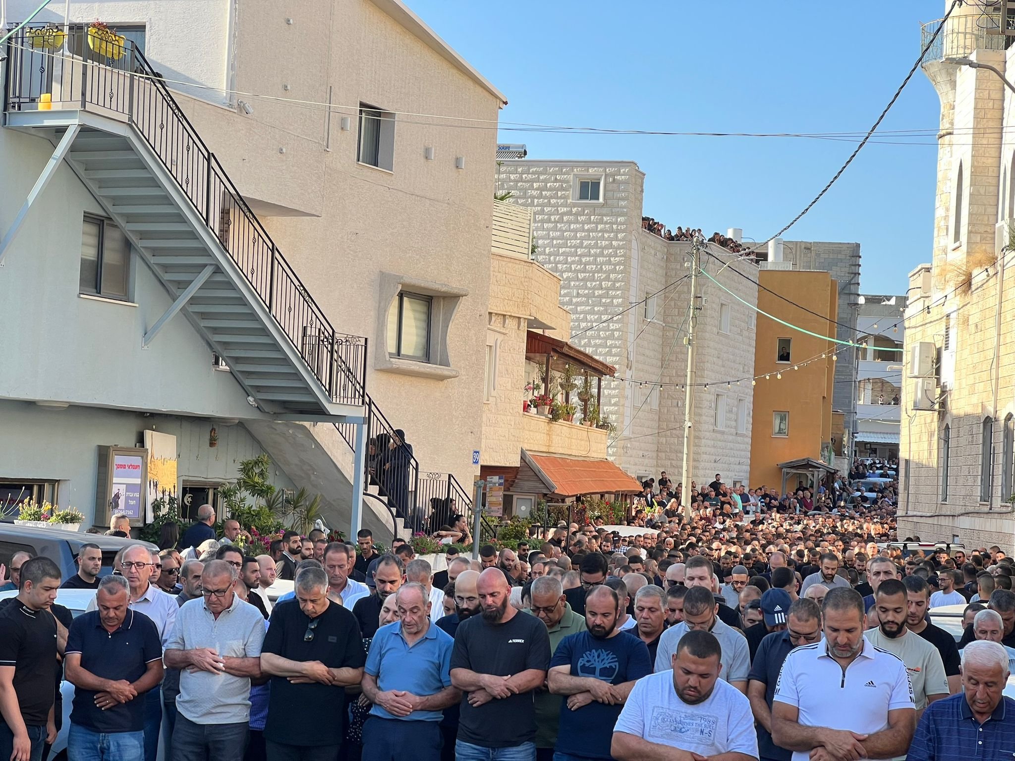 جماهير غفيرة تشيّع المغدور "احمد ذياب" إلى مثواه الأخير وتوتر في طمرة: حرق منزل-0