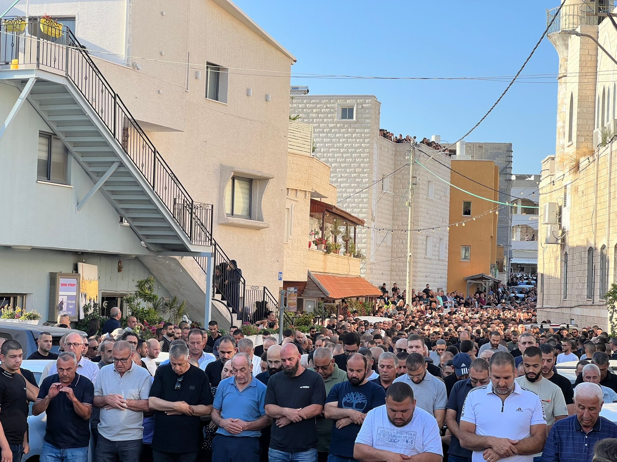 جماهير غفيرة تشيّع المغدور "احمد ذياب" إلى مثواه الأخير وتوتر في طمرة: حرق منزل-4