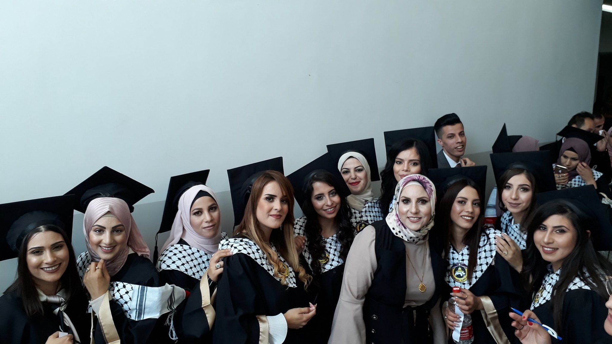 كلية غرناطة تحتفل بتخريج الفوج الخامس من طلابها الملتحقين بجامعة القدس المفتوحة-1