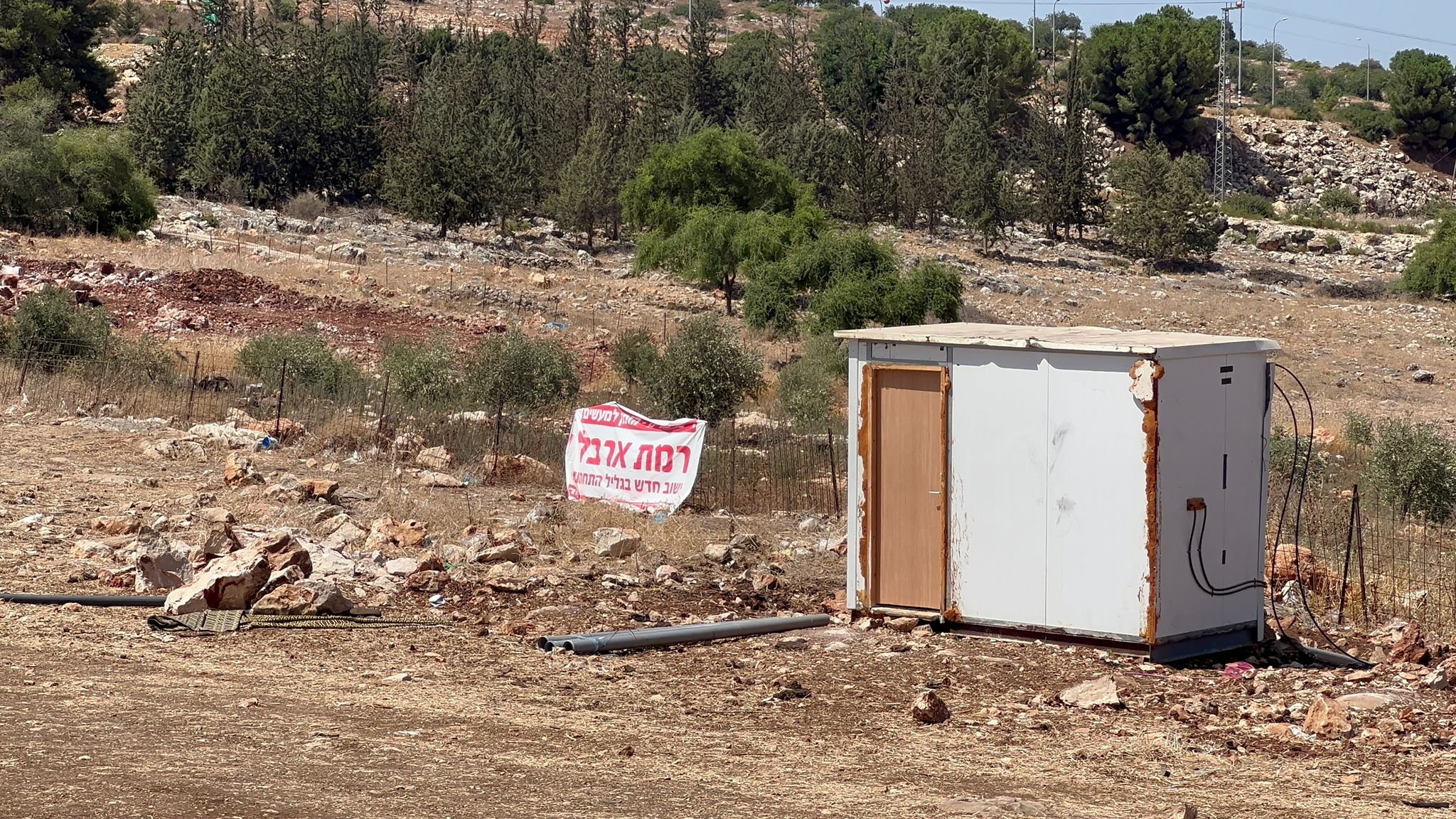 مطالبات بإزالة البؤرة الاستيطانية في عيلبون - مالك الأرض "ولدت انا وأبي وجدي هنا، ولن نتزحزح"-1