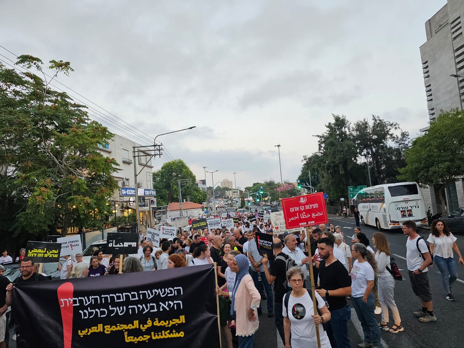حيفا: اختتام "مسيرة الأموات"- حضور مهيب رافض للعنف والجريمة!-9