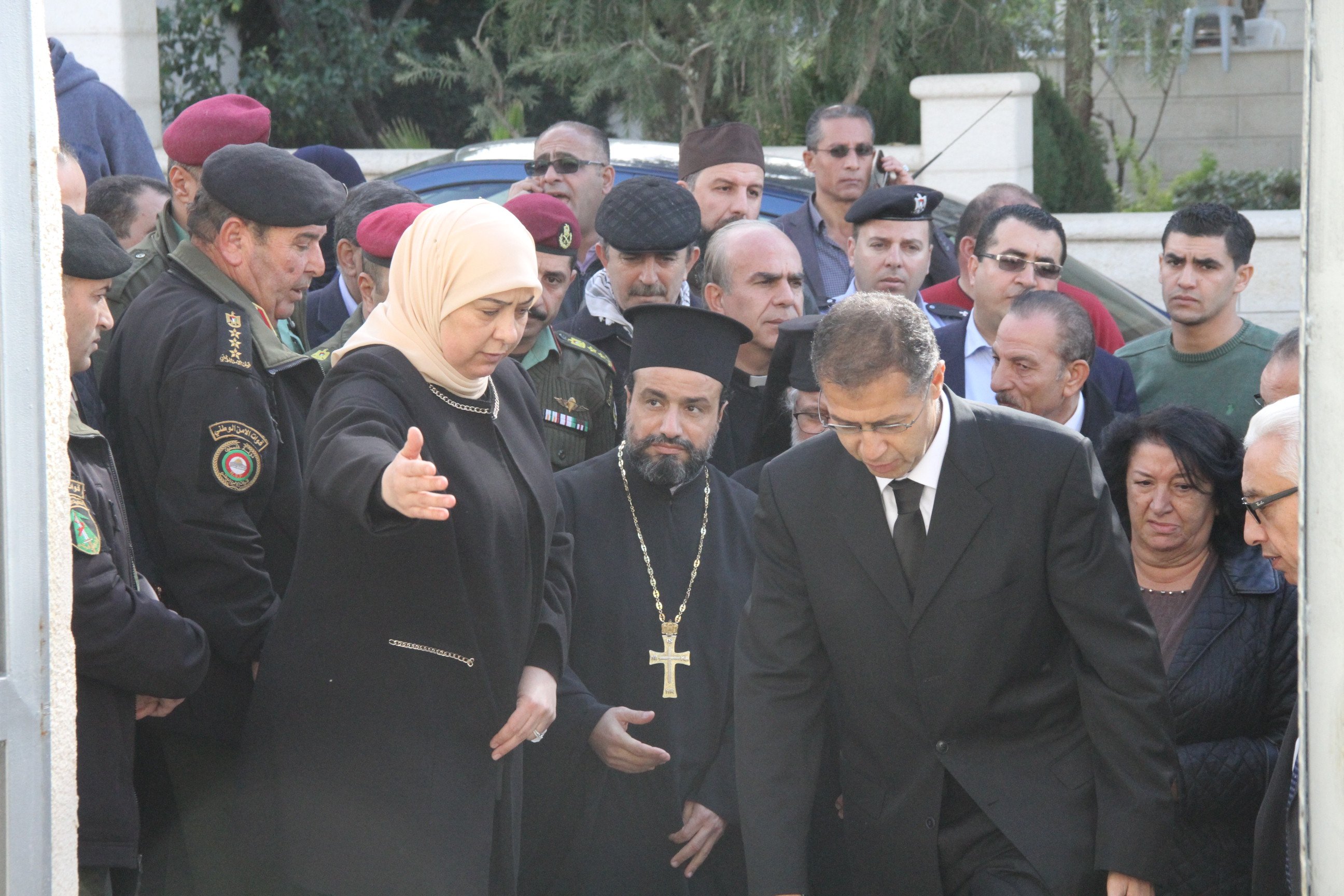 محافظ رام الله ورجال دين يزورون السفير المصري ويؤكدون أن الألم واحد-3