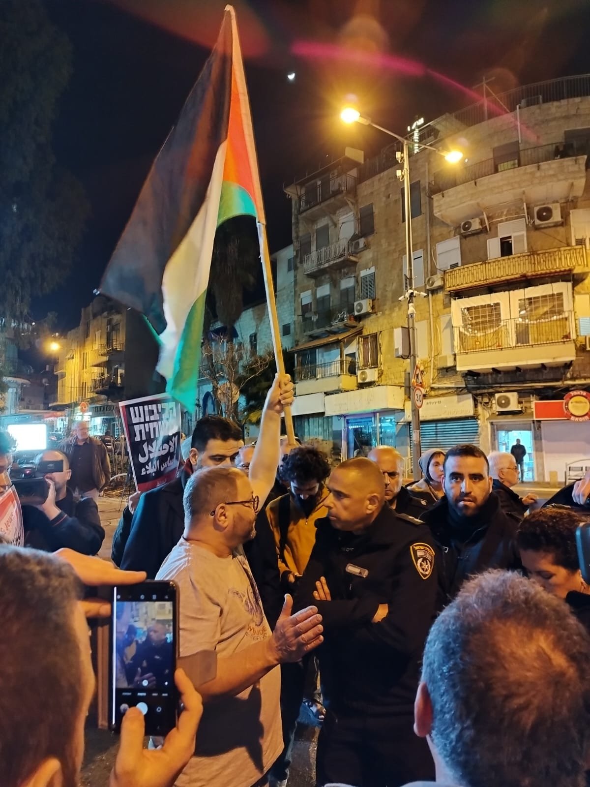 النائب عوفر كسيف يرفع العلم الفلسطيني في تظاهرة حيفا ضد مجزرة الاحتلال في جنين رغم تهديد واستفزازات الشرطة-0