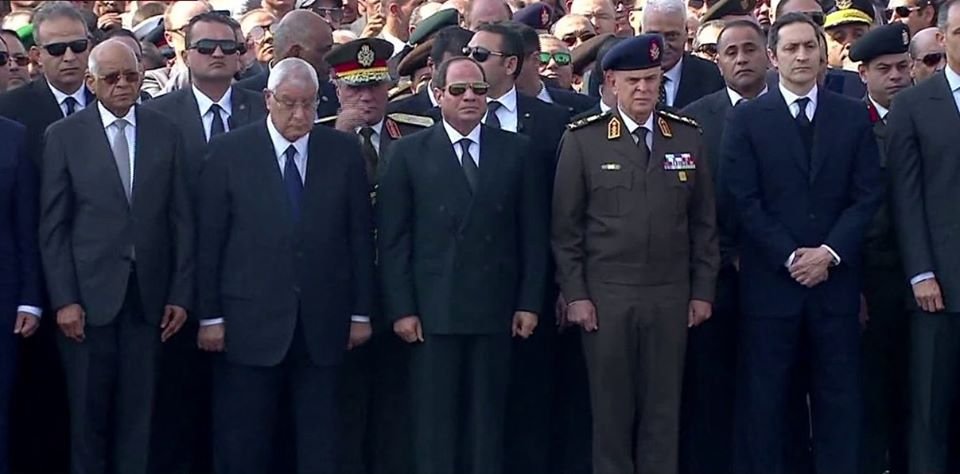 جنازة عسكرية لمبارك.. والسيسي يتقدم المشيعين-2