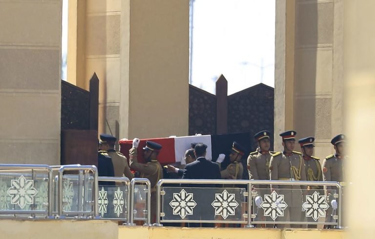 جنازة عسكرية لمبارك.. والسيسي يتقدم المشيعين-4