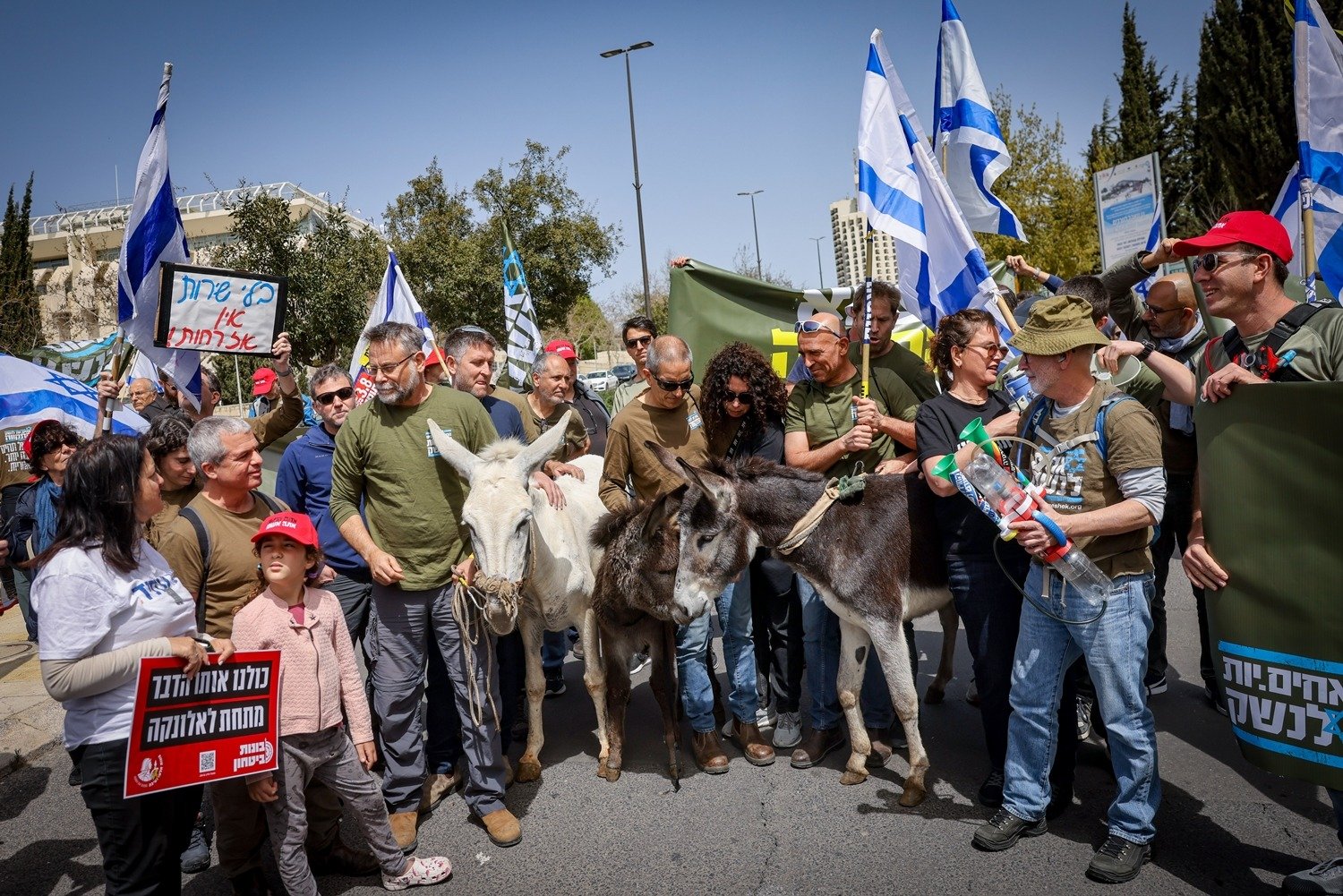 القدس: مظاهرة ضد الحكومة بمشاركة حمير!-12