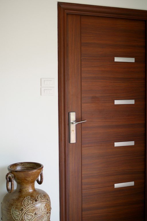 أشكال الأبواب الخشب "المودرن" وألوانها وأكسسواراتها الدارجة-3