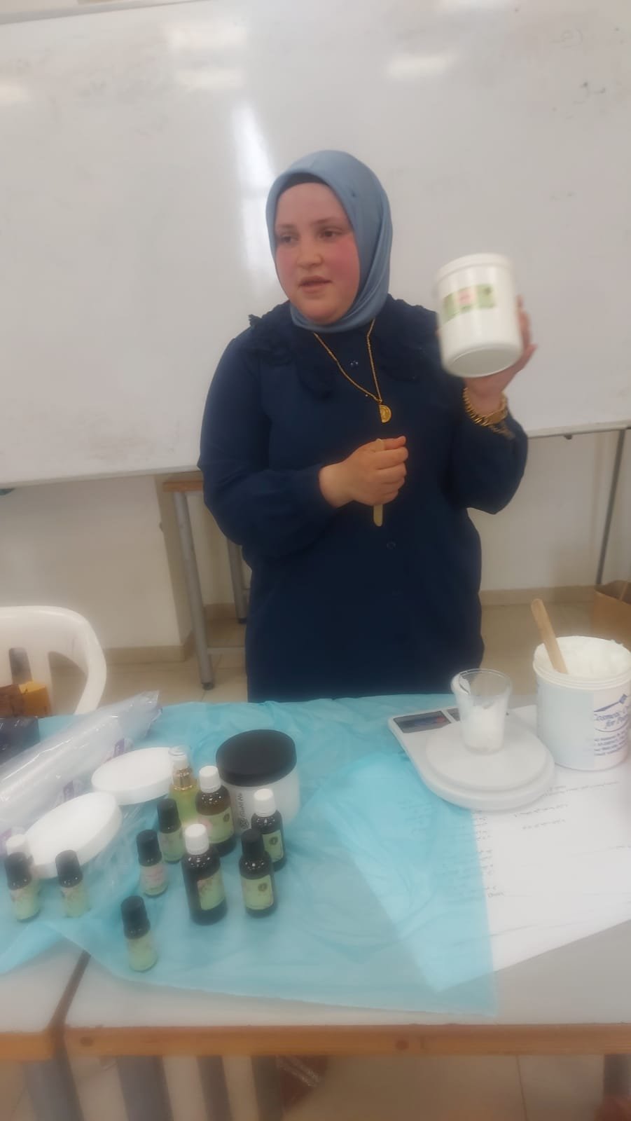 المركز الجماهيري في أم الفحم يعزز دور النساء عبر ورشة تدريبية لصناعة كريمات طبيعية-1