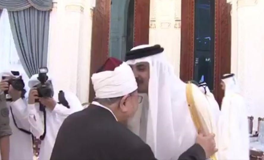 أمير قطر يستقبل القرضاوي..ويقبل رأسه-0