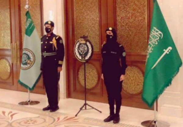 امرأة في صفوف الحرس الملكي السعودي تثير جدلًا-0