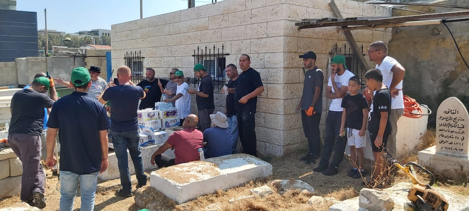 يافا: بالصور الحركة الإسلامية تنظم معسكر عمل لتنظيف مقبرة الكزخانة-0