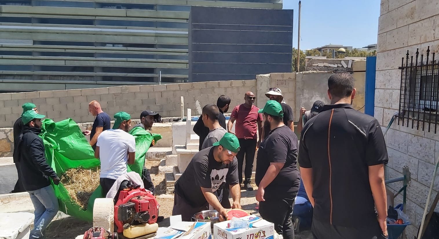 يافا: بالصور الحركة الإسلامية تنظم معسكر عمل لتنظيف مقبرة الكزخانة-5