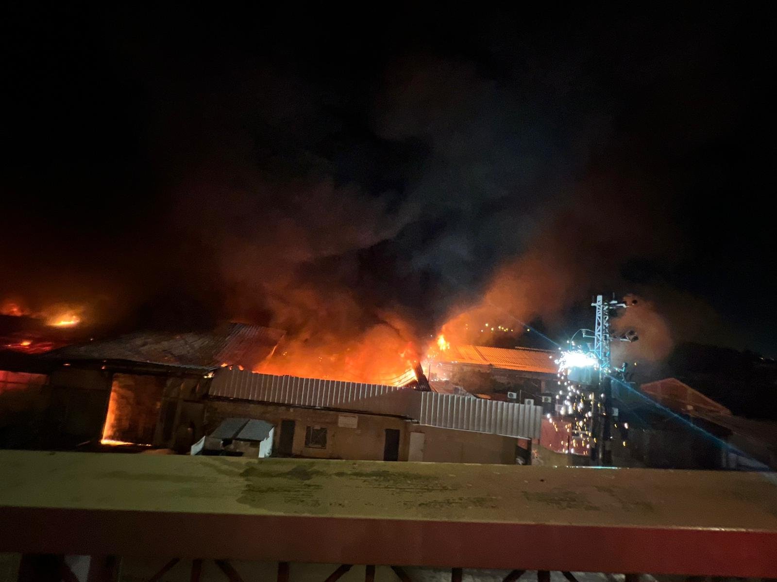 حريق هائل ودوي انفجارات في حيفا-4