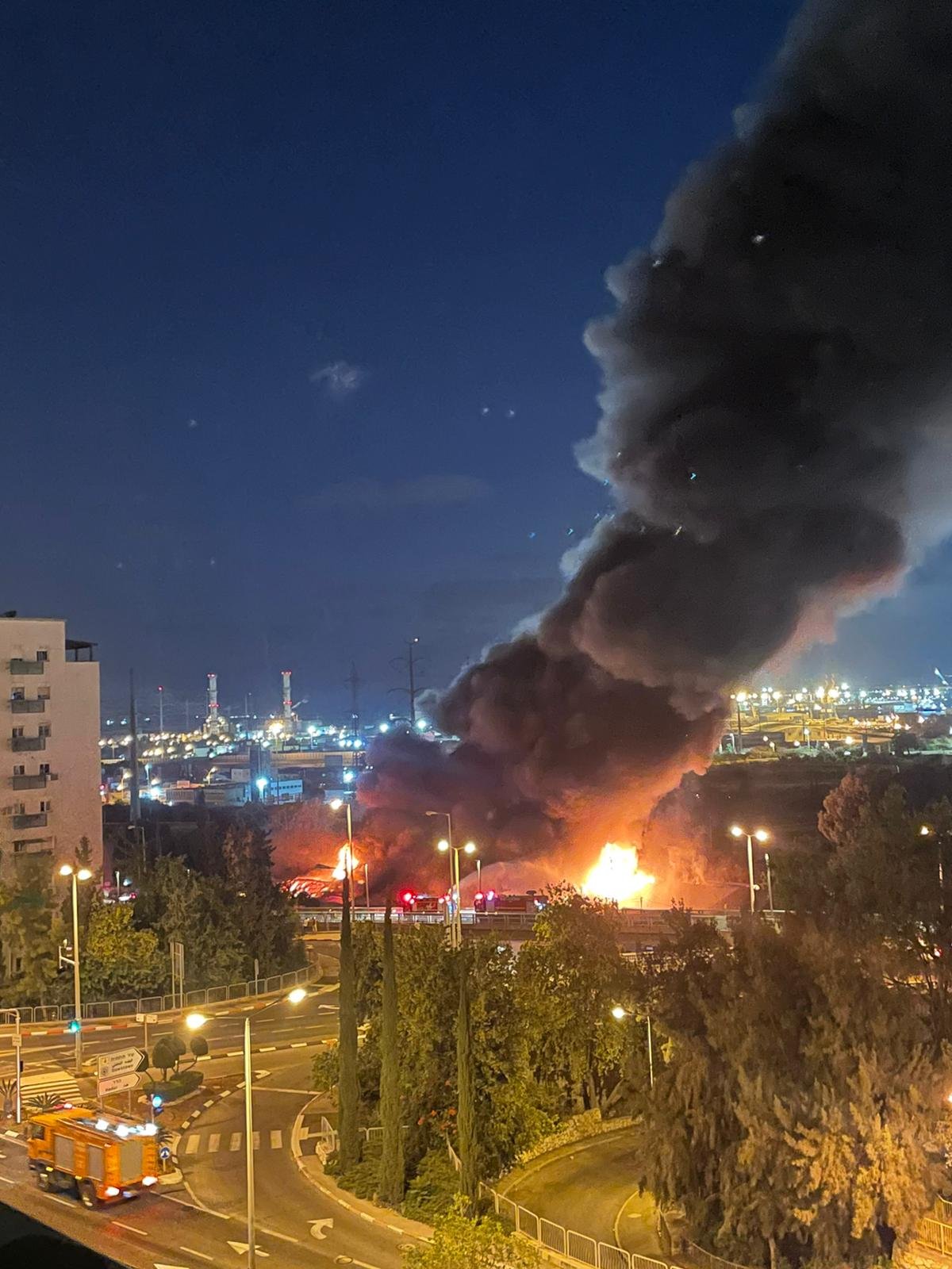حريق هائل ودوي انفجارات في حيفا-5