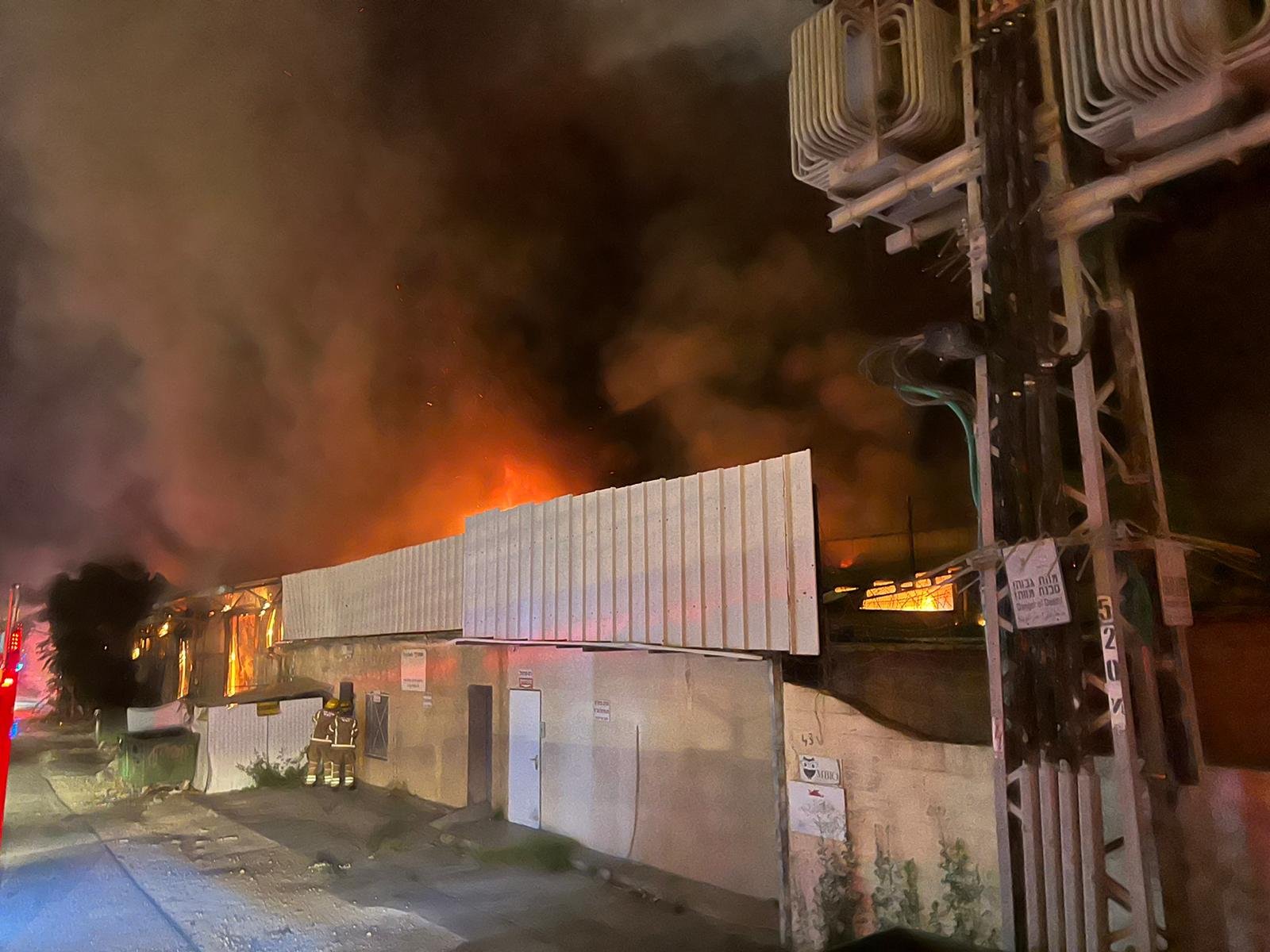 حريق هائل ودوي انفجارات في حيفا-6