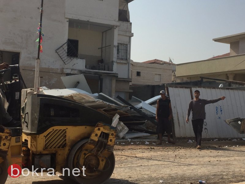 بالصور: الجرافات الاسرائيلية تهدم منزلًا لعائلة عربية في اللد!-1
