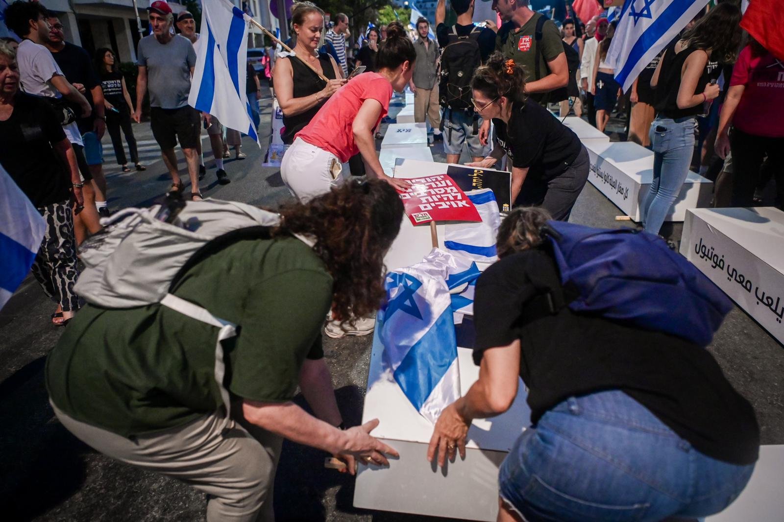 في الإسبوع الـ34 للإحتجاج: التوابيت الرمزية لـ"لمسيرة الأموات" تتصّدر الإحتجاج في تل ابيب!-2