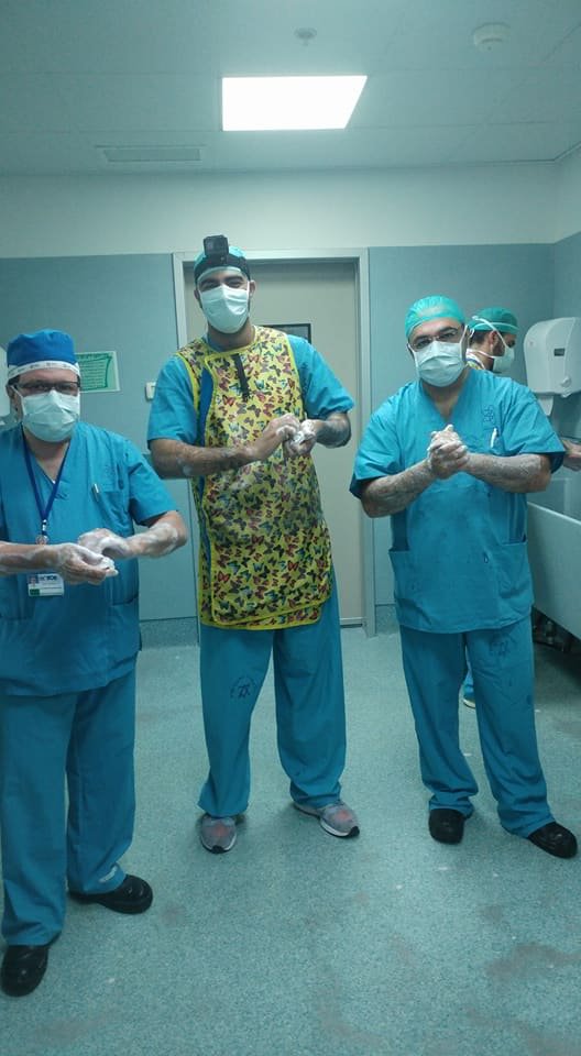 د. ميخائيل عساف يخلع زيّ الطبيب ويرتدي لباس الفلاح ليصنع دبس الخروب-1
