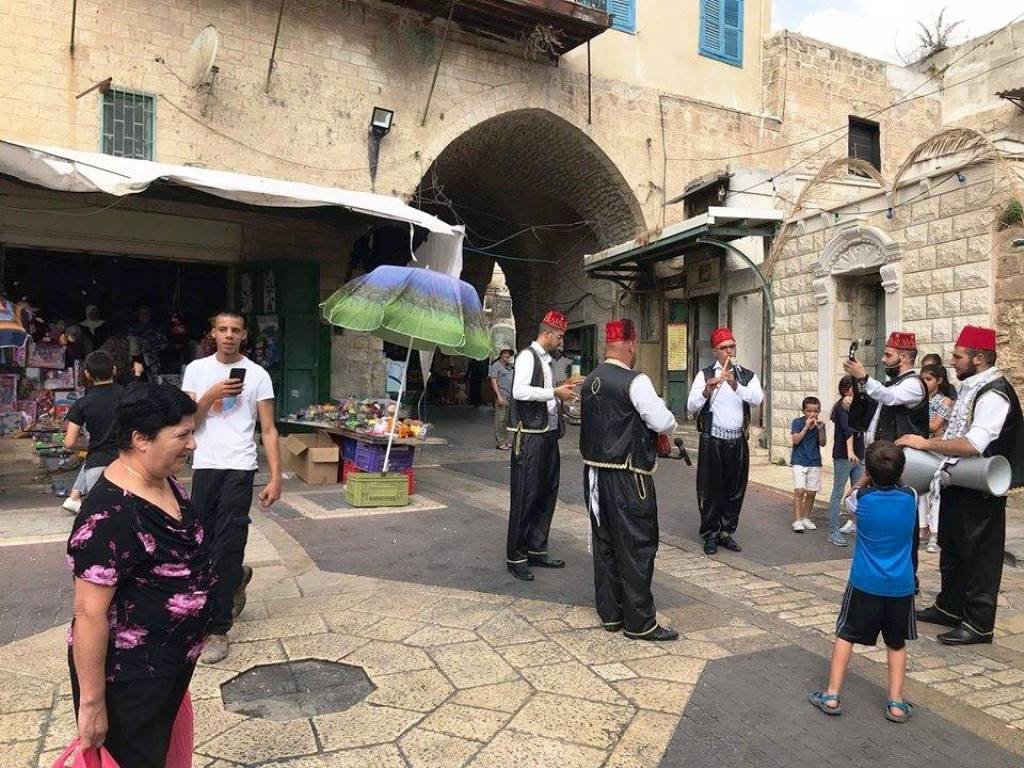 فرقة مزمار تجوب أزقة البلدة القديمة في الناصرة-1