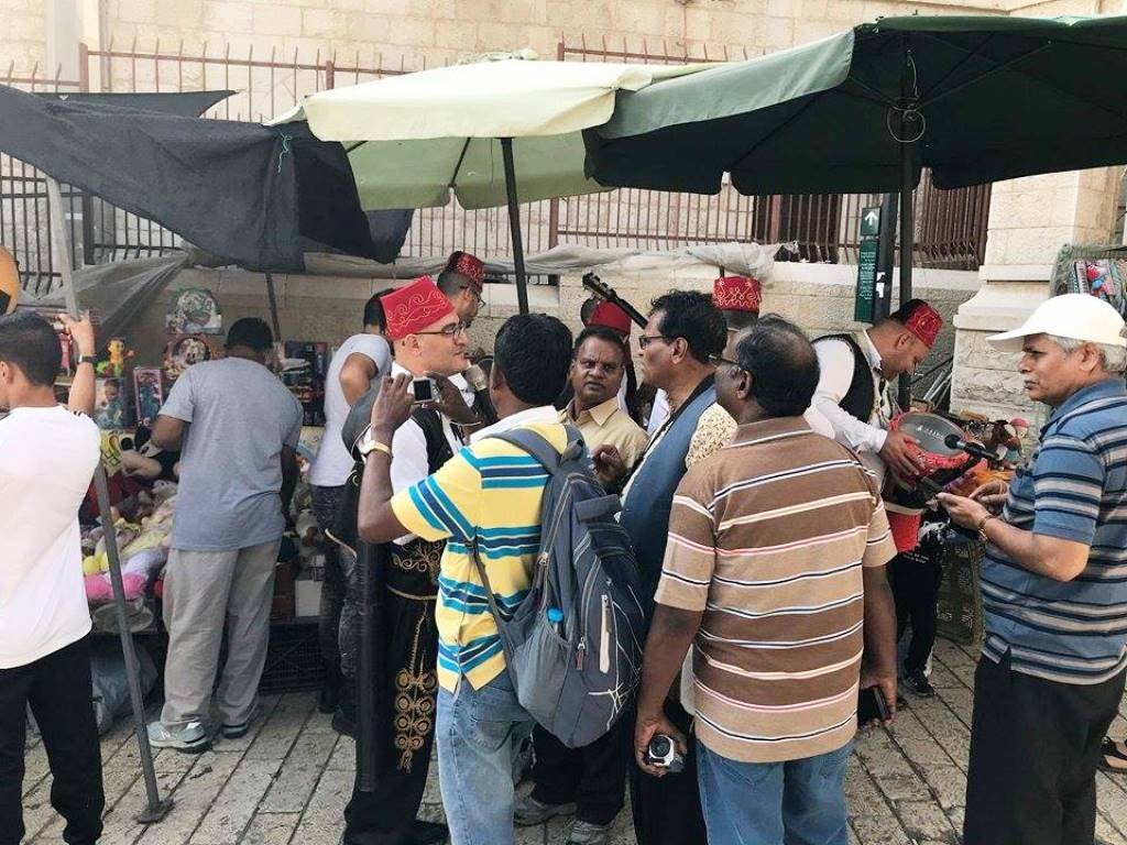 فرقة مزمار تجوب أزقة البلدة القديمة في الناصرة-9