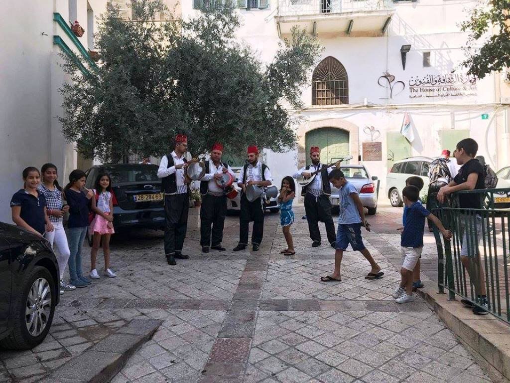 فرقة مزمار تجوب أزقة البلدة القديمة في الناصرة-14