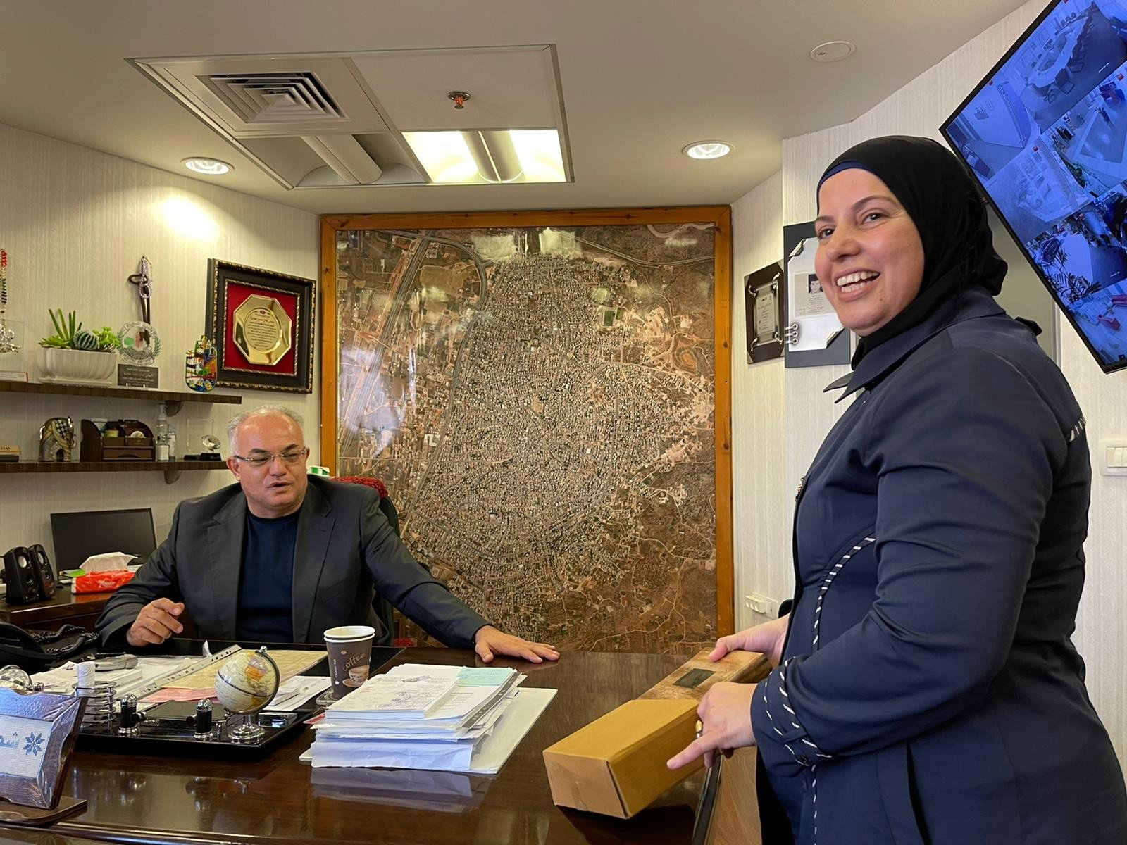 رئيس بلدية الطيبة المحامي شعاع مصاروة منصور يكرم السيدة مرام عويضة بمناسبة فوزها بجائزة العامل المتفوق في شركة المراكز الجماهيرية-0