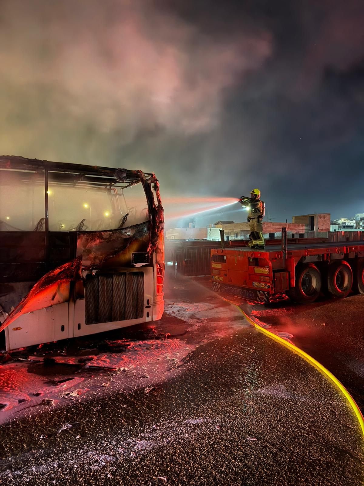 حريق يلتهم 4 حافلات في شفاعمرو دون إصابات-3