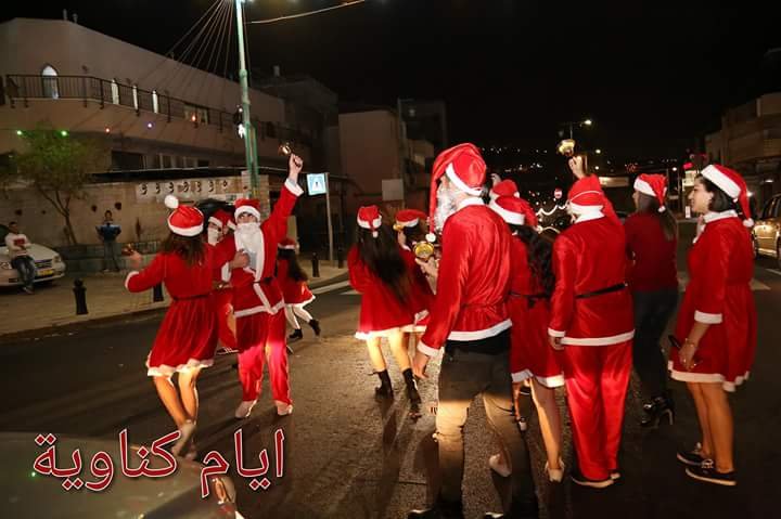 شباب وشابات بزي "بابا نويل" يعايدون على السكان في الناصرة والبلدات المجاورة-2