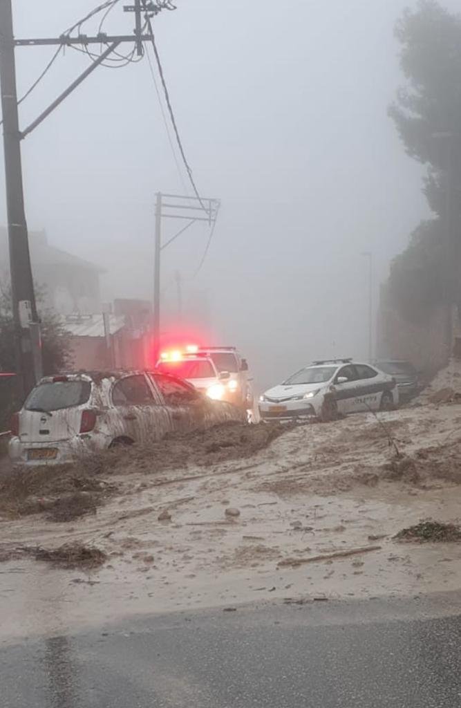 الناصرة: انهيار جدار في حي السلزيان وتحطم مركبة-1