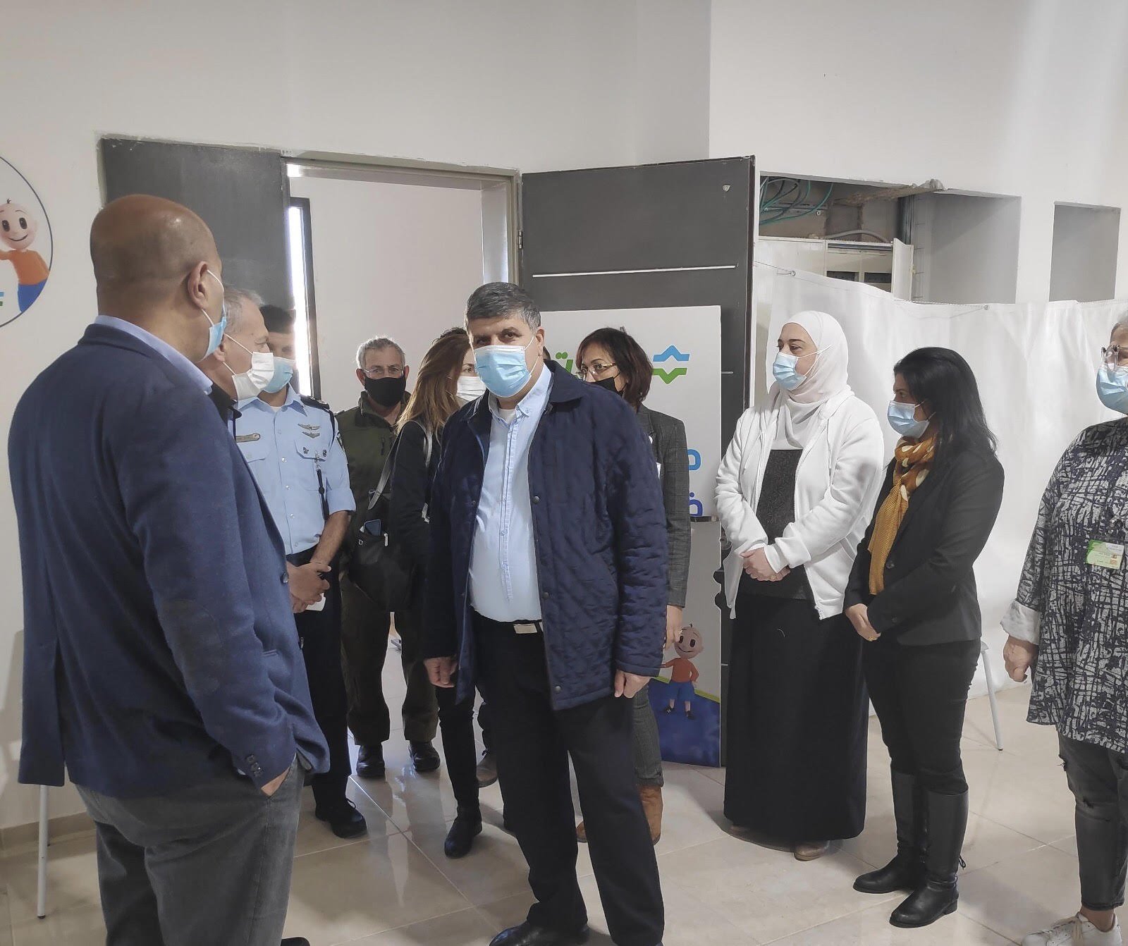 البروفيسور نحمان اش وايمن سيف في زيارة لمركز التطعيم المشترك لعيادات ام الفحم‎-1