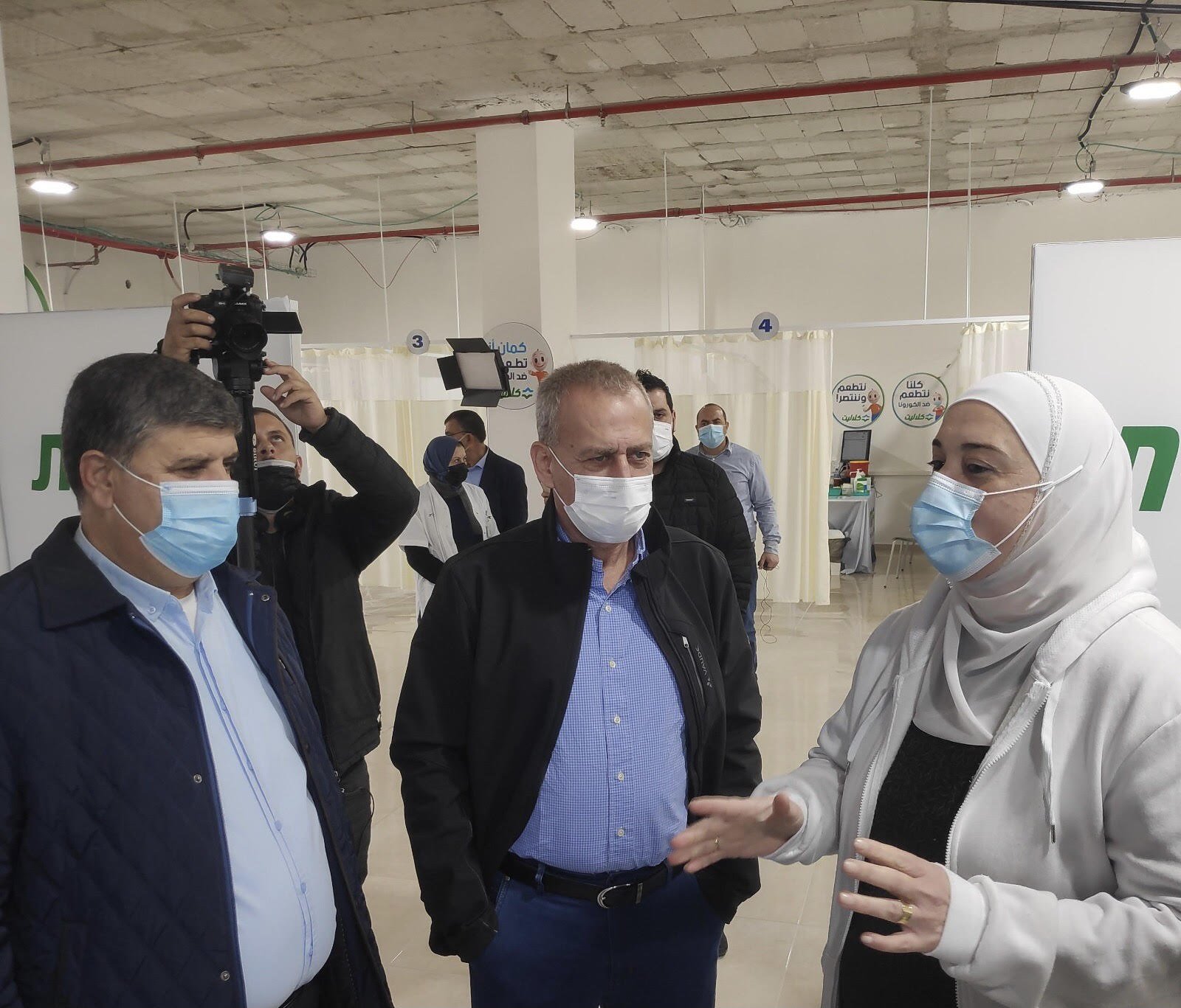 البروفيسور نحمان اش وايمن سيف في زيارة لمركز التطعيم المشترك لعيادات ام الفحم‎-4