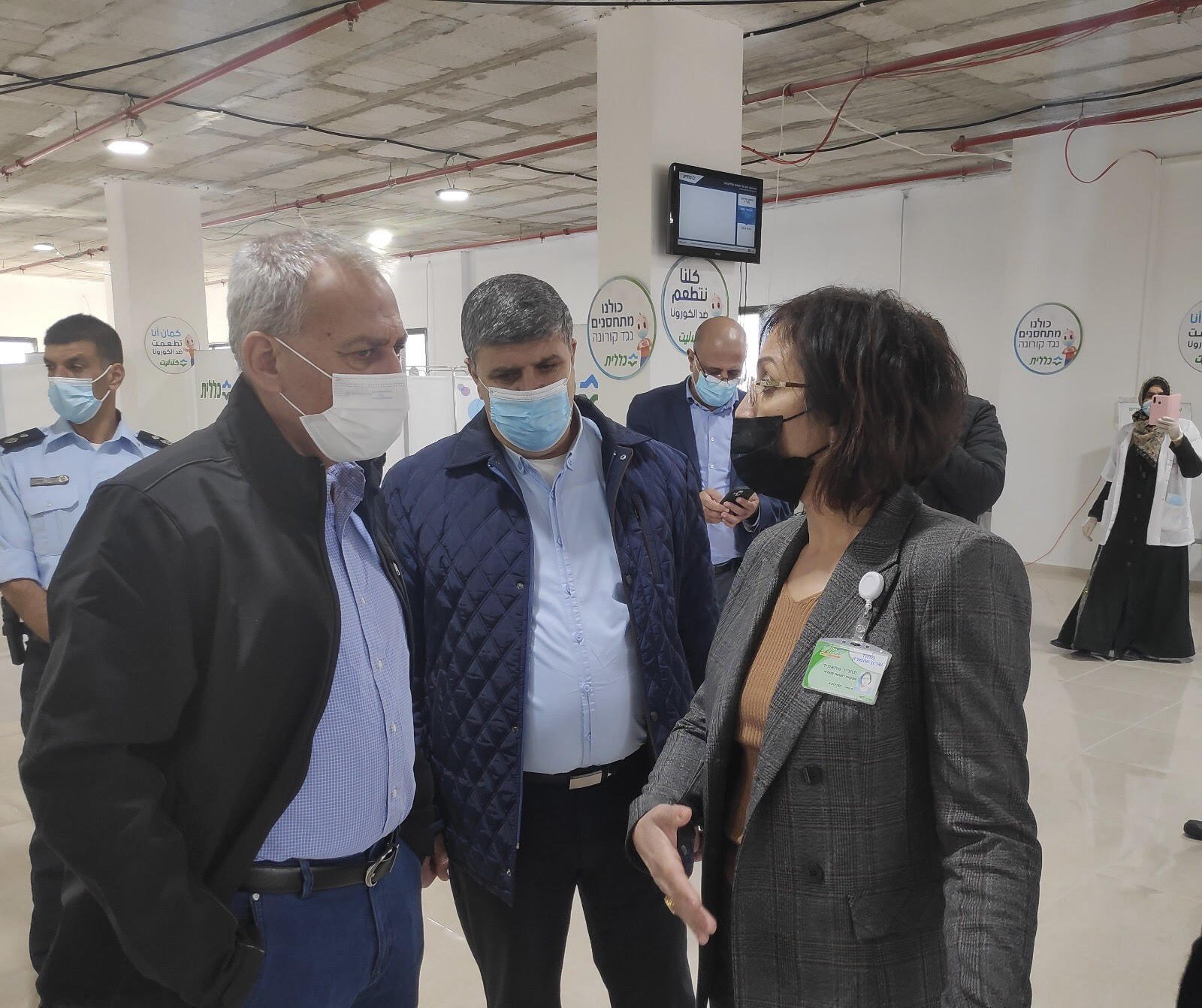 البروفيسور نحمان اش وايمن سيف في زيارة لمركز التطعيم المشترك لعيادات ام الفحم‎-8