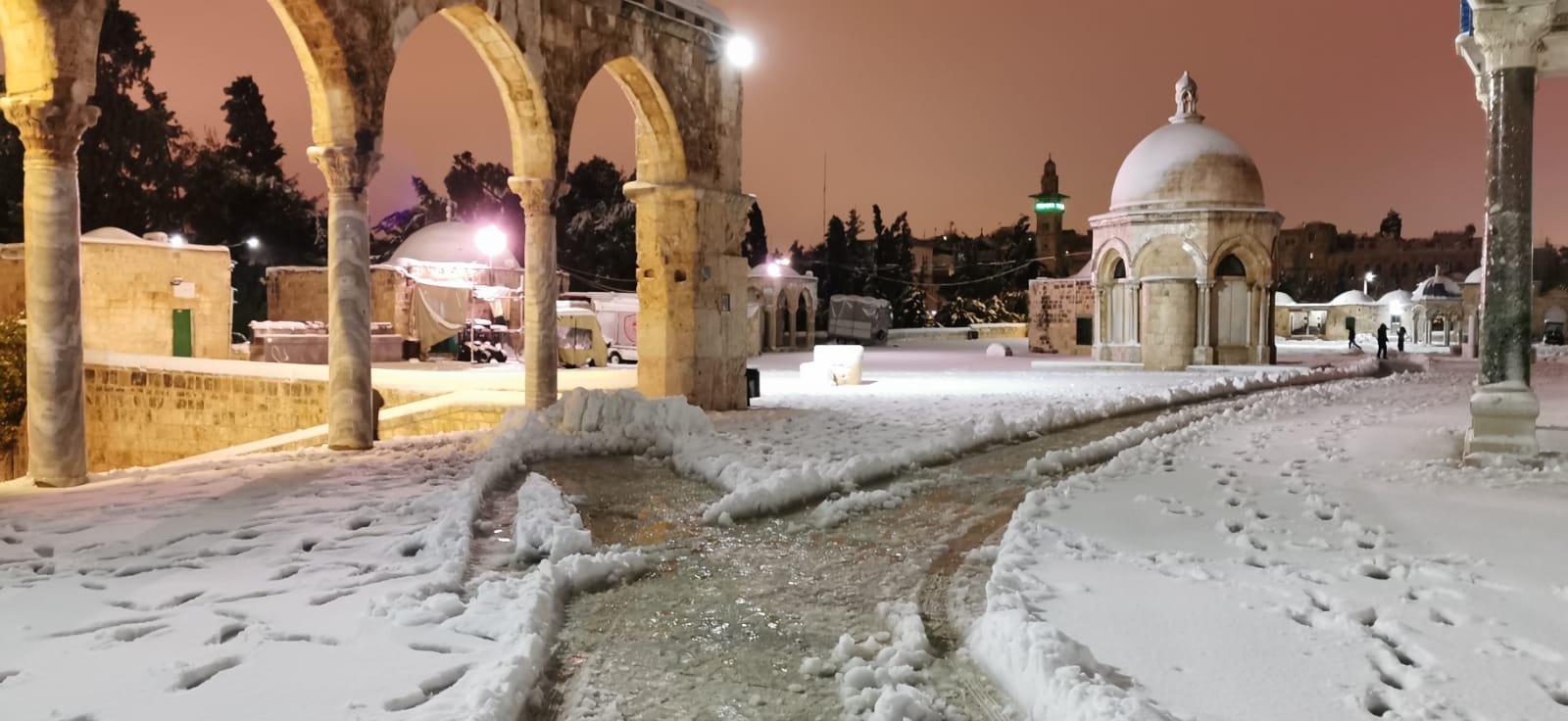 بالصور والفيديو: الثلوج تتراكم في مدينة القدس واحيائها-0