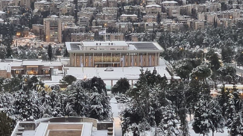 بالصور والفيديو: الثلوج تتراكم في مدينة القدس واحيائها-4
