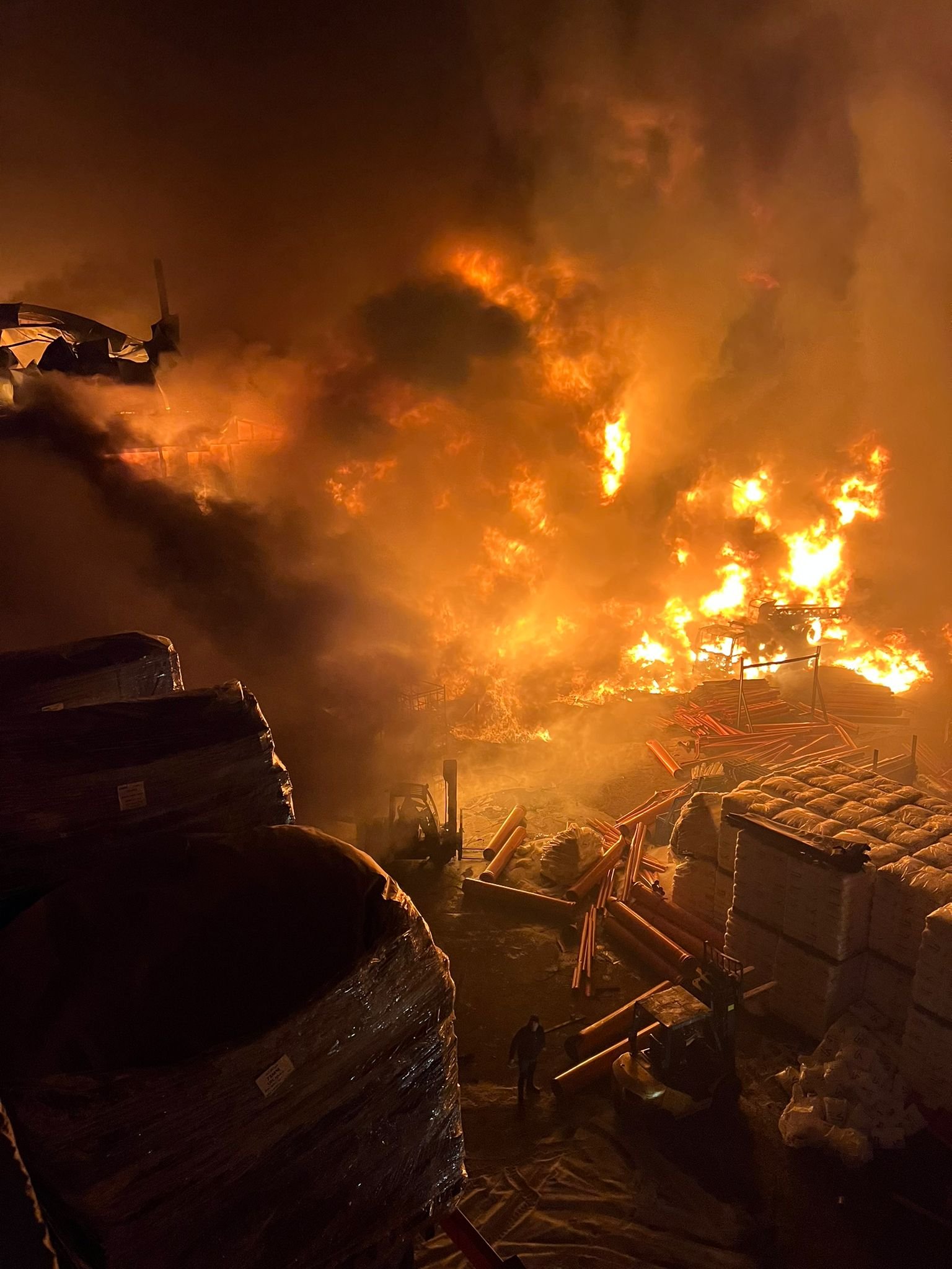 الخليل: بدأ عمليات السيطرة وحصر لحريق كبير اندلع في احد المصانع-1